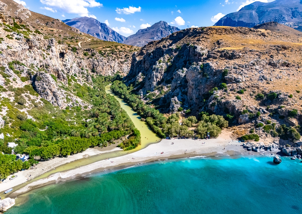 Letecký pohled na palmovou oázu na pláži Preveli