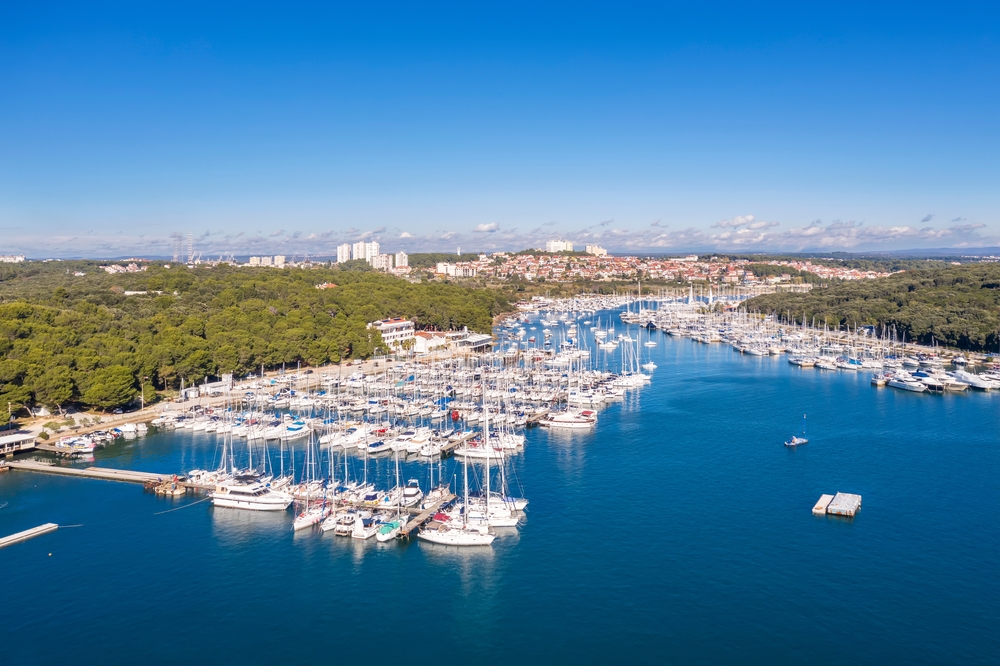 Lodě a jachty v Pule v Chorvatsku