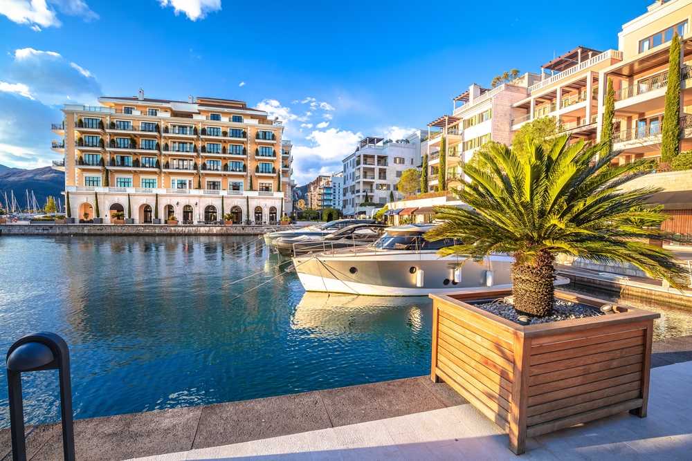 Město Tivat v Černé Hoře s mořem a lodičkami v přístavu