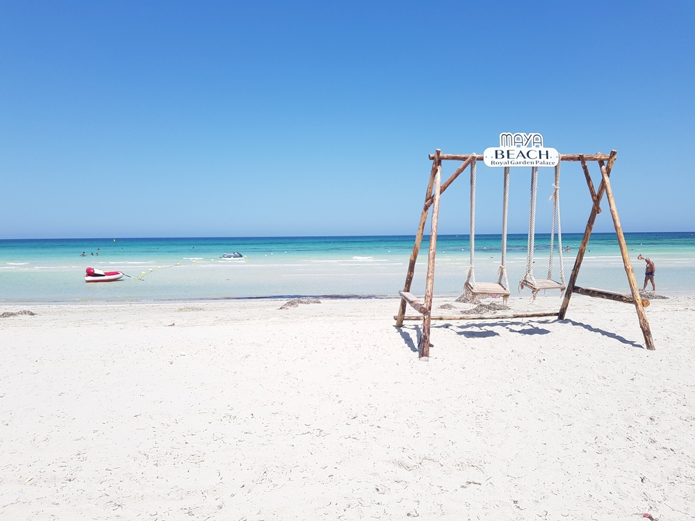 Moře a písečná pláž na Djerbě, Tunisko