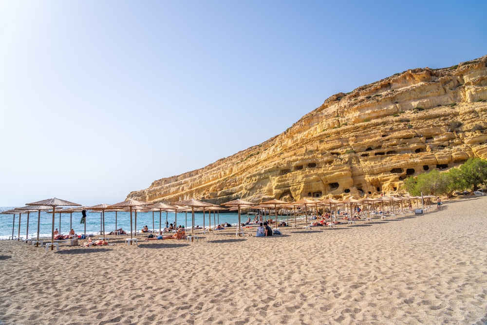 Pískovcové skály na pláži Matala