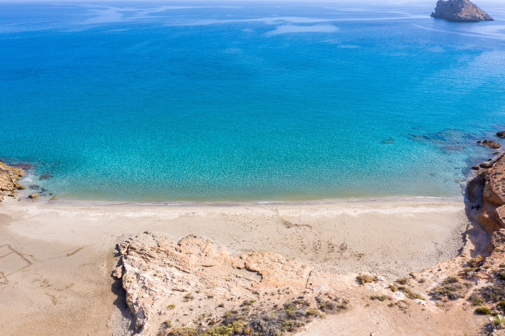 Pláž Argilos s hliněnými útesy a jílovitou půdou