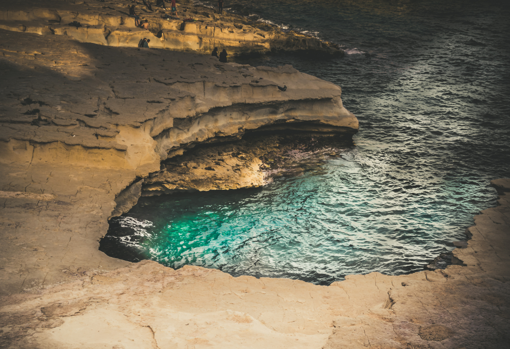 Co vidět na Maltě? 10 nejlepších atrakcí, památek a pláží 11 Pláž St. Peter’s Pool na Maltě v noci