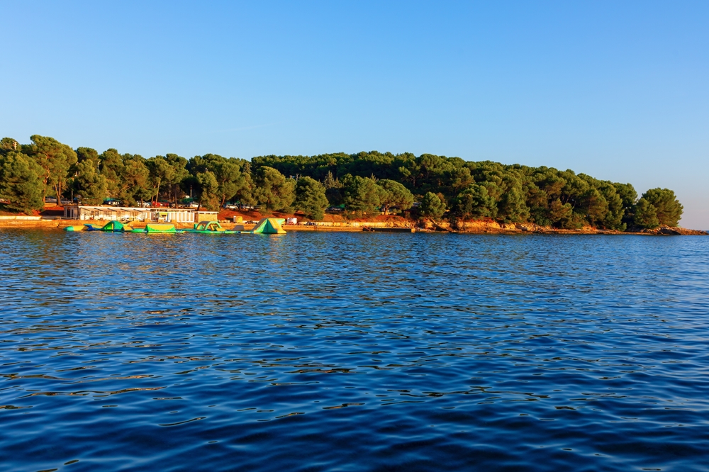 Pláž Valkane v Pule s atrakcemi pro děti