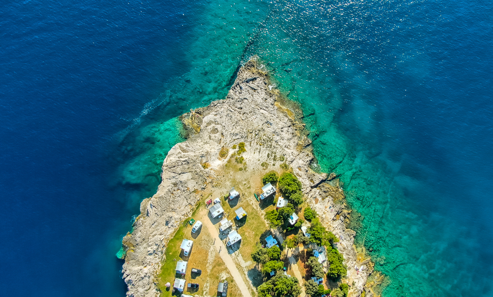 Pohled na kemp Stoja a pobřeží s průzračnou vodou