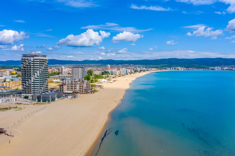 Pohled na krásné Slunečné pobřeží v Bulharsku s čistě modrou vodou