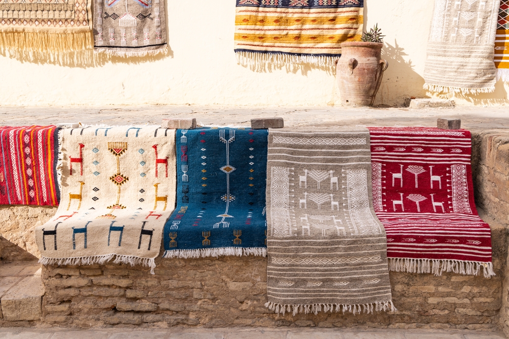 Co koupit v Tunisku? Tipy na nejzajímavější suvenýry z Afriky 3 Ručně tkané koberce v městě Kairouan