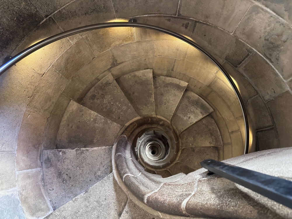 Sagrada Familia v Barceloně: Historie, zajímavosti a informace ke vstupenkám 3 Spirálovité schodiště uvnitř baziliky Sagrada Familia