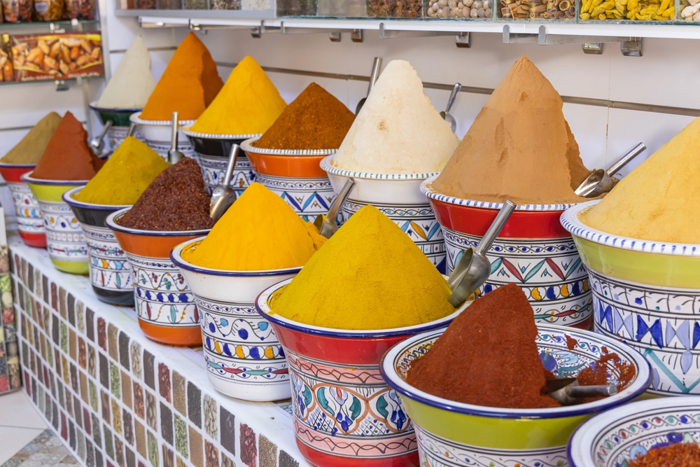 Co koupit v Tunisku? Tipy na nejzajímavější suvenýry z Afriky 4 Stánek s tuniským kořením na Džerbě