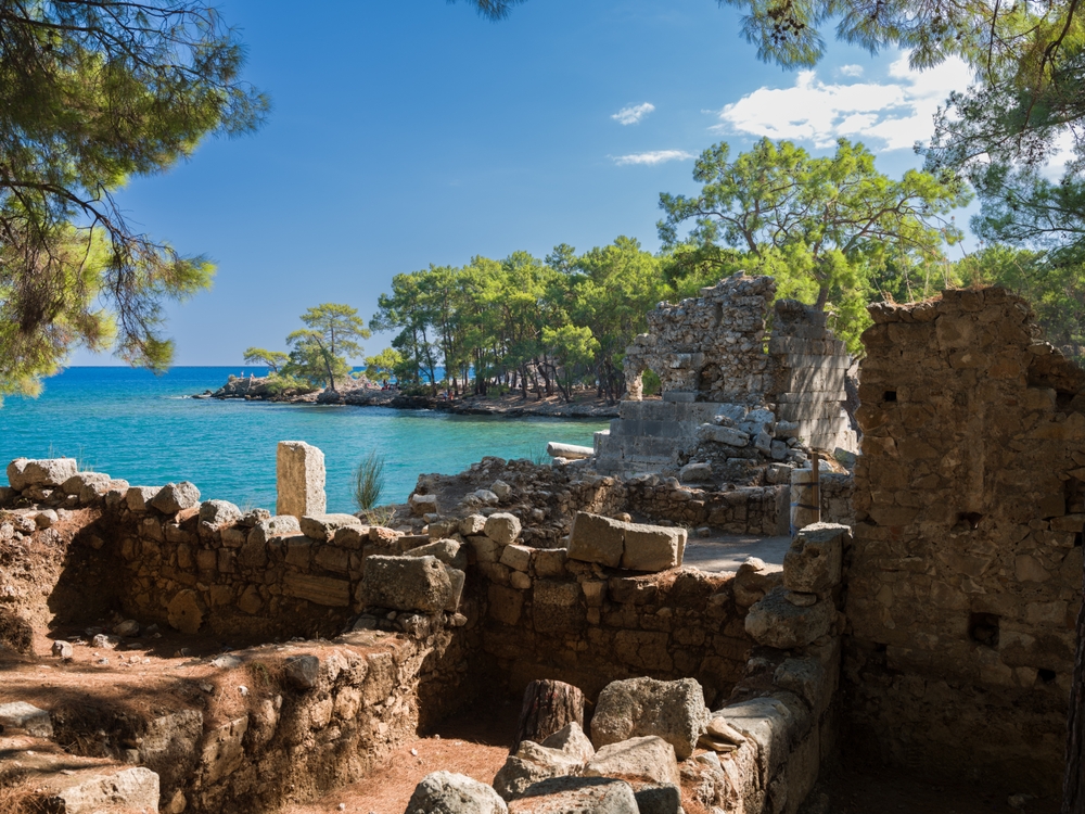 Starověké město Phaselis obklopené tyrkysovým mořem a zelení