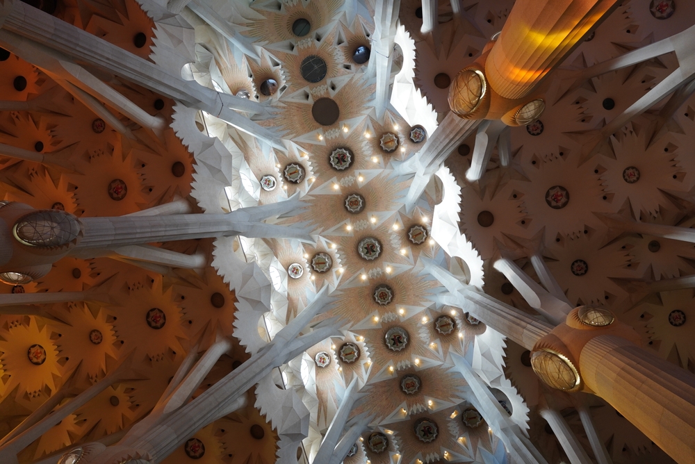 Sagrada Familia v Barceloně: Historie, zajímavosti a informace ke vstupenkám 2 Zajímavý strop v bazilice Sagrada Familia v Barceloně