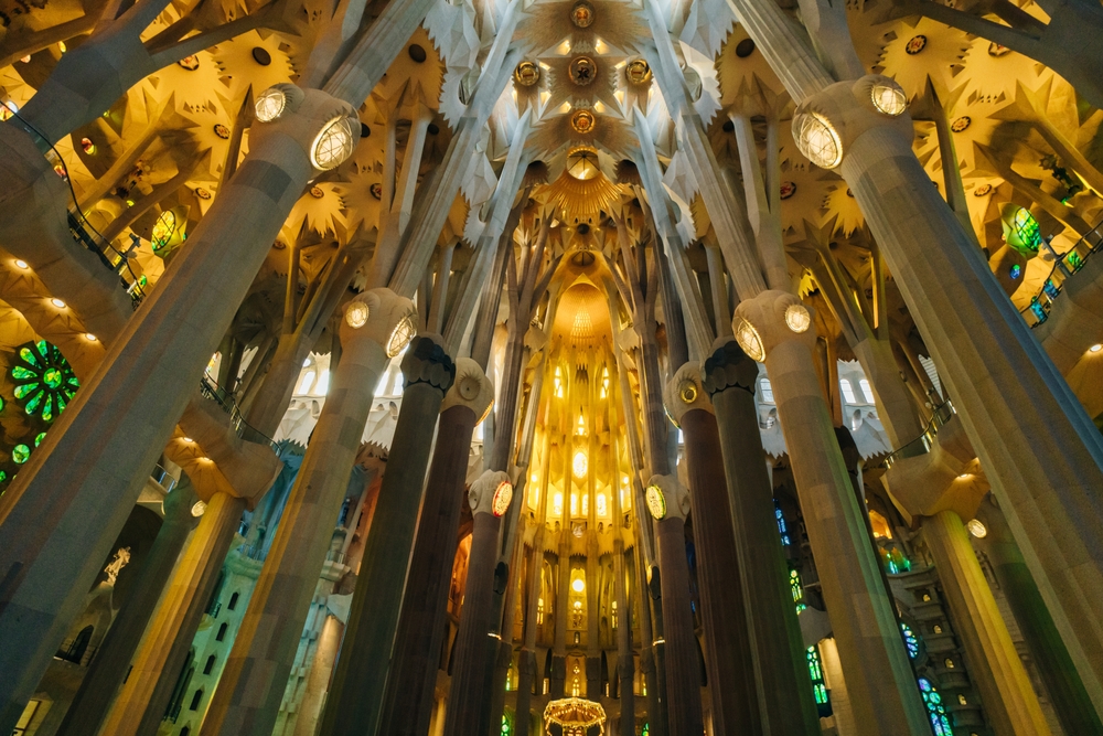 interiér baziliky Sagrada Familia v Barceloně