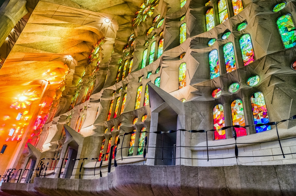 vitráže uvnitř Sagrada Familia v Barceloně