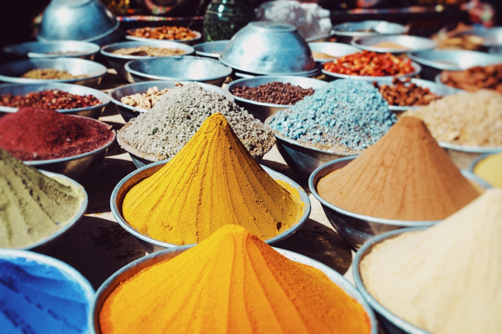 Barevné egyptské koření včetně kurkumy na trhu