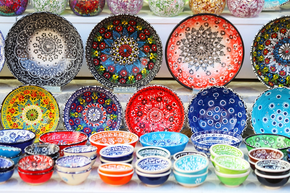 Barevné ručně vyráběné keramické misky z ostrova Kos s různými vzory