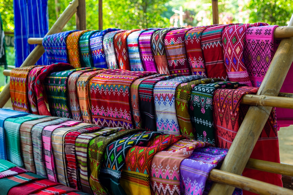 Suvenýry z Thajska – co koupit v zemi úsměvů? 3 Barevné šátky z jemného thajského hedvábí