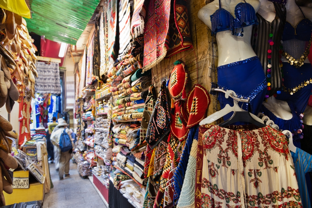 Bazar s oblečením a textiliemi v hlavním městě Egypta Káhiře