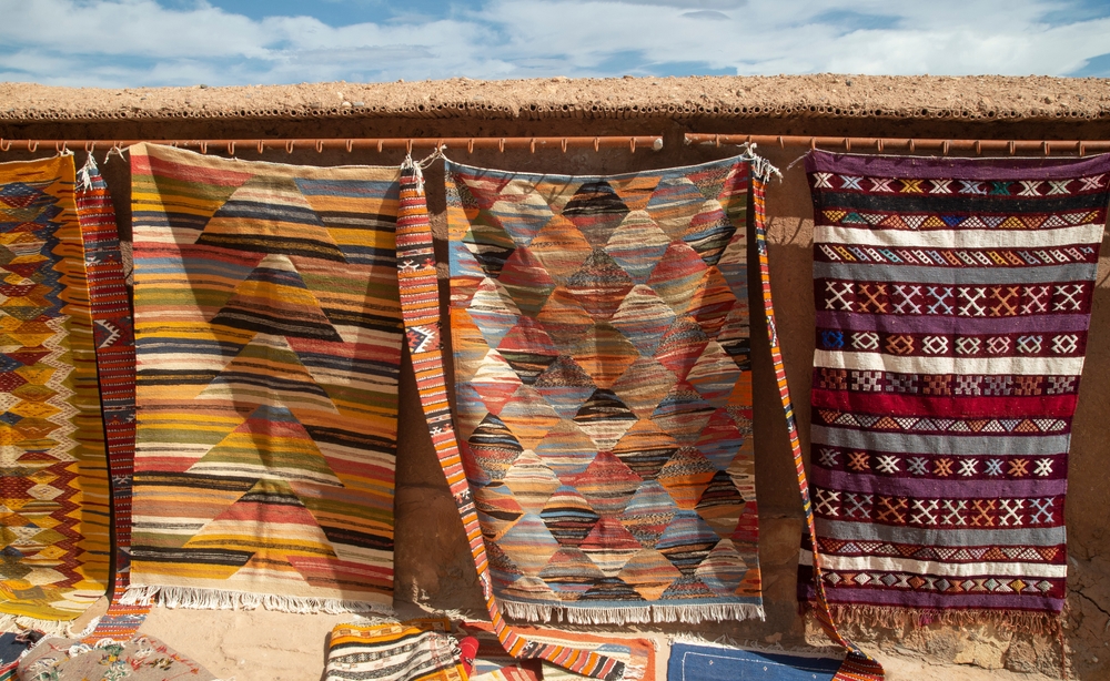 Berberské ručně tkané koberce na trhu v Maroku
