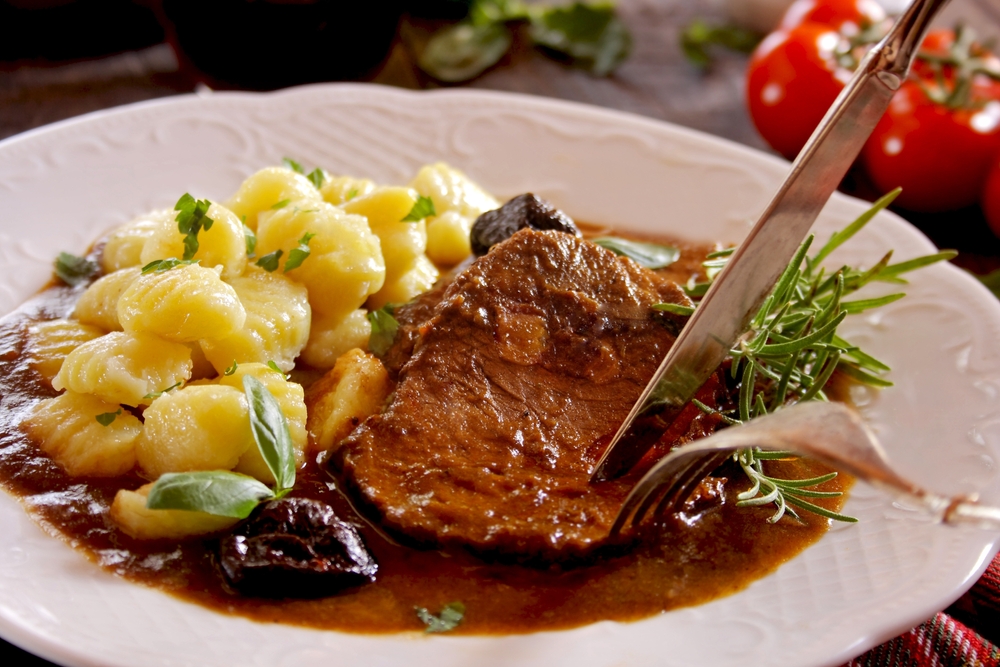 Makarska v Chorvatsku: Průvodce po riviéře a jejích atrakcích 5 Chorvatská pašticada s bramborovými noky a hovězím masem v omáčce