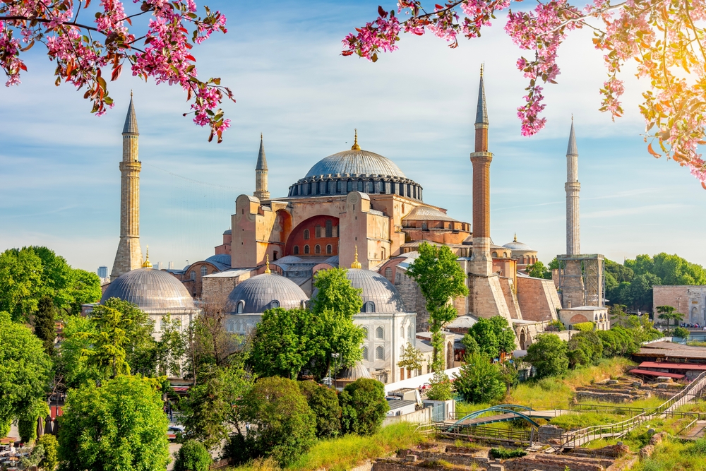 Chrám Hagia Sofie v Instanbulu na jaře se zelení, modrou oblohou a květinami