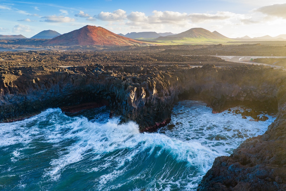 Dovolená na Lanzarote – co vidět během pobytu na ostrově? Atrakce a zajímavosti 2 Divoká pláž Playa Blanca na ostrově Lanzarote