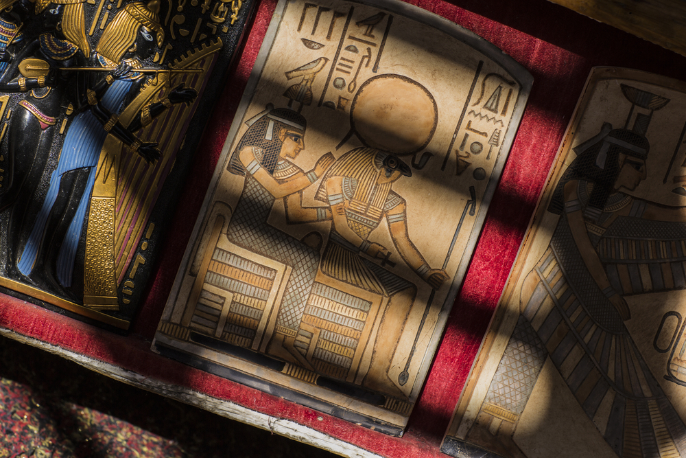 Egyptský papyrus se starověkými kresbami - ideální suvenýr