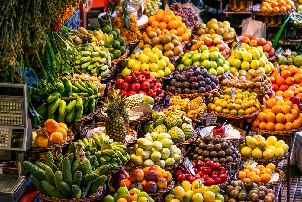 Exotické ovoce na trhu ve Funchalu na Madeiře