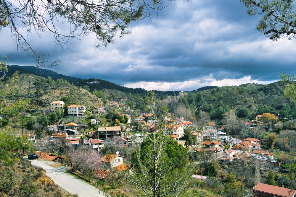 Historická horská vesnička Platres v pohoří Troodos na Kypru