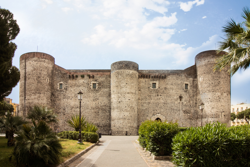 Catania, Itálie – vše o historii, počasí a kultuře této sicilské perly 5 Hrad Ursino v Catanii v Sicílii obklopený zelení
