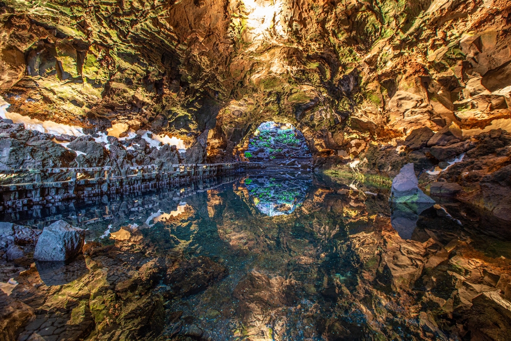 Dovolená na Lanzarote – co vidět během pobytu na ostrově? Atrakce a zajímavosti 6 Jeskyně Jameos del Agua s odrazem v čisté vodní hladině