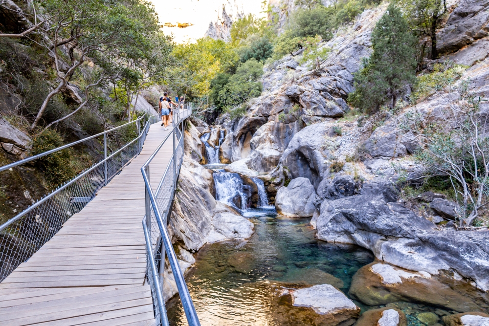 Kaňon Sapadere v Turecku s mostem přes řeku a skálami