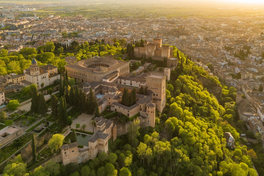 Letecký pohled na palác Alhambra při západu slunce