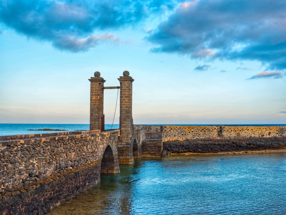 Dovolená na Lanzarote – co vidět během pobytu na ostrově? Atrakce a zajímavosti 8 Most Puente de las Bolas v hlavním městě Lanzarote Arrecife