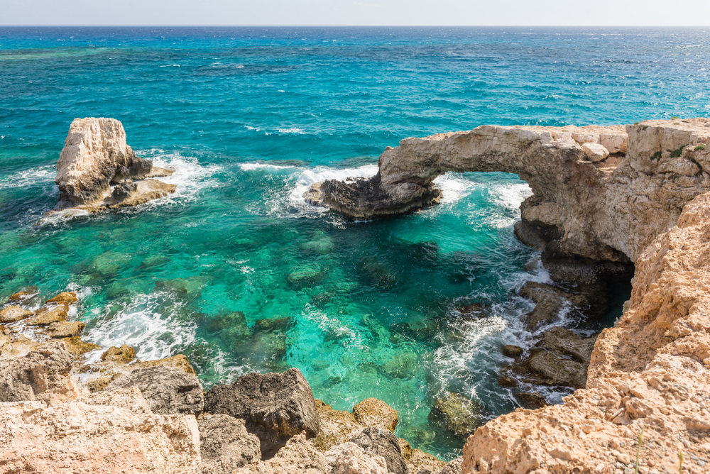 Most lásky v tyrkysovém moři v oblasti Ayia Napa na Kypru