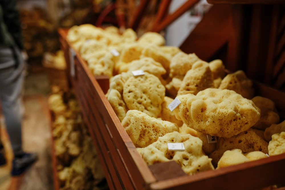 Obchůdek na ostrově Kos prodávající přírodní mořské houby