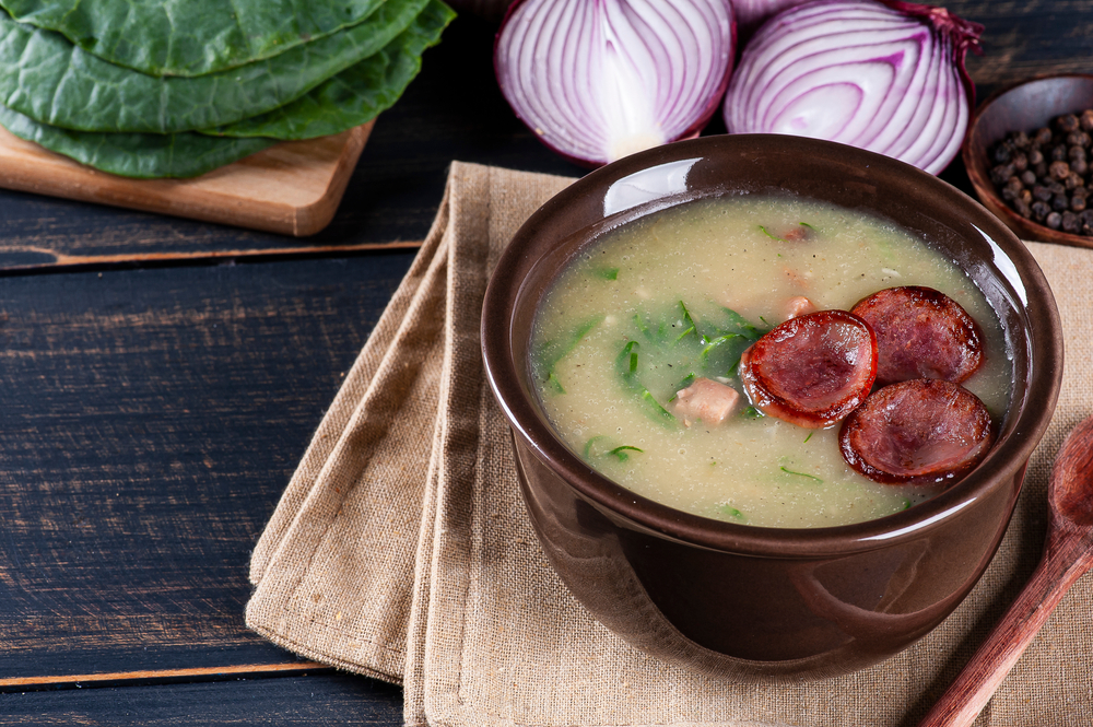 Oblíbená polévka Caldo Verde s klobásou chouriço