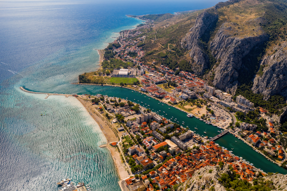 Panoramatický pohled na městečko Omiš v Chorvatsku s modrým mořem