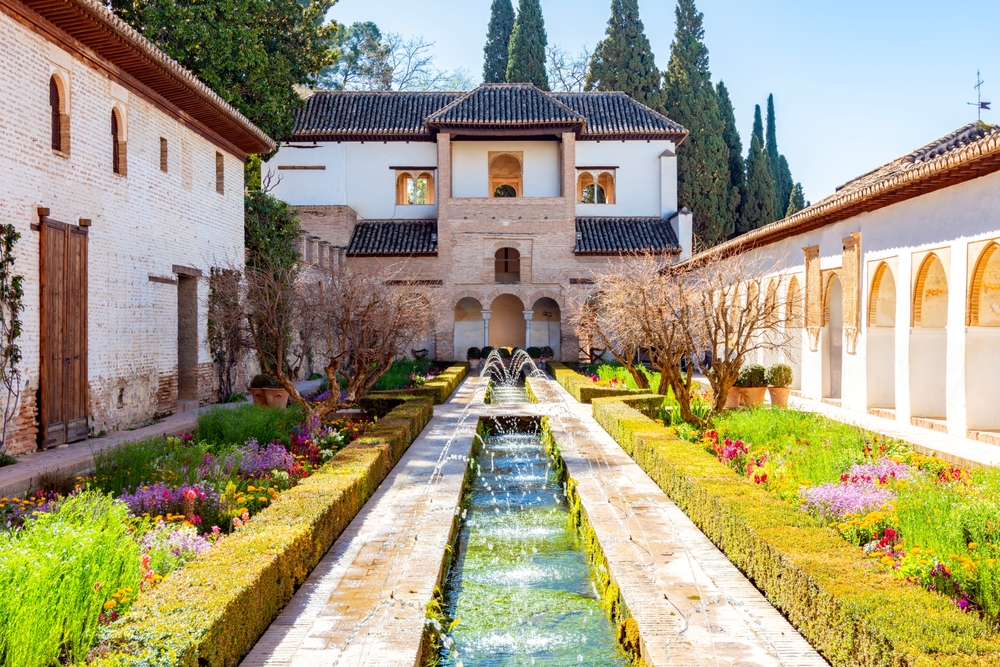 Patio de la Acequia s vodním kanálem v zahradách pevnosti Alhambra