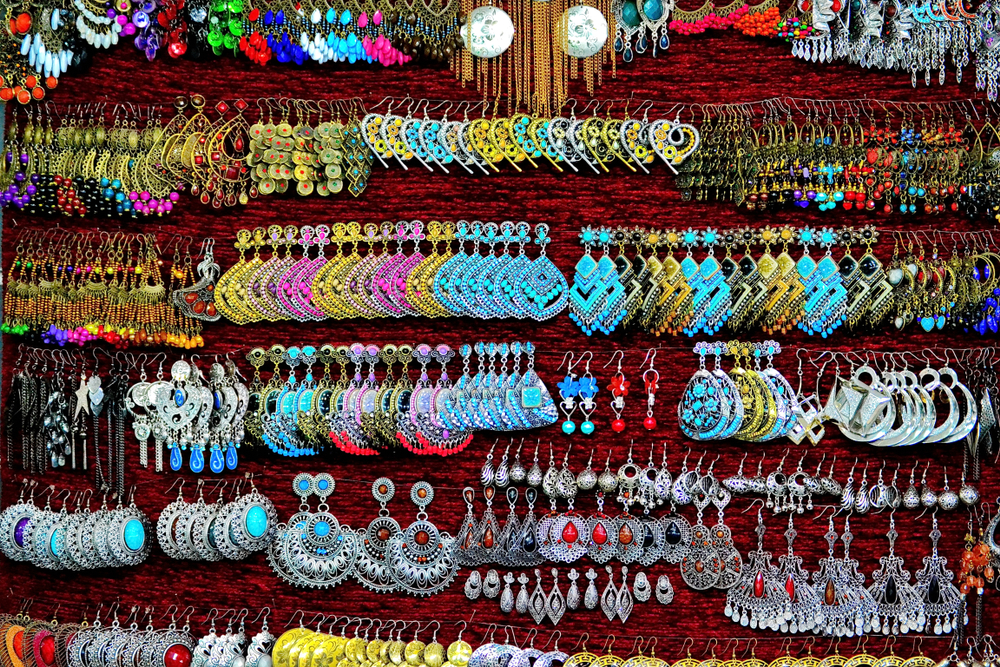 Pestrobarevné šperky a náušnice v obchůdku v Egyptě