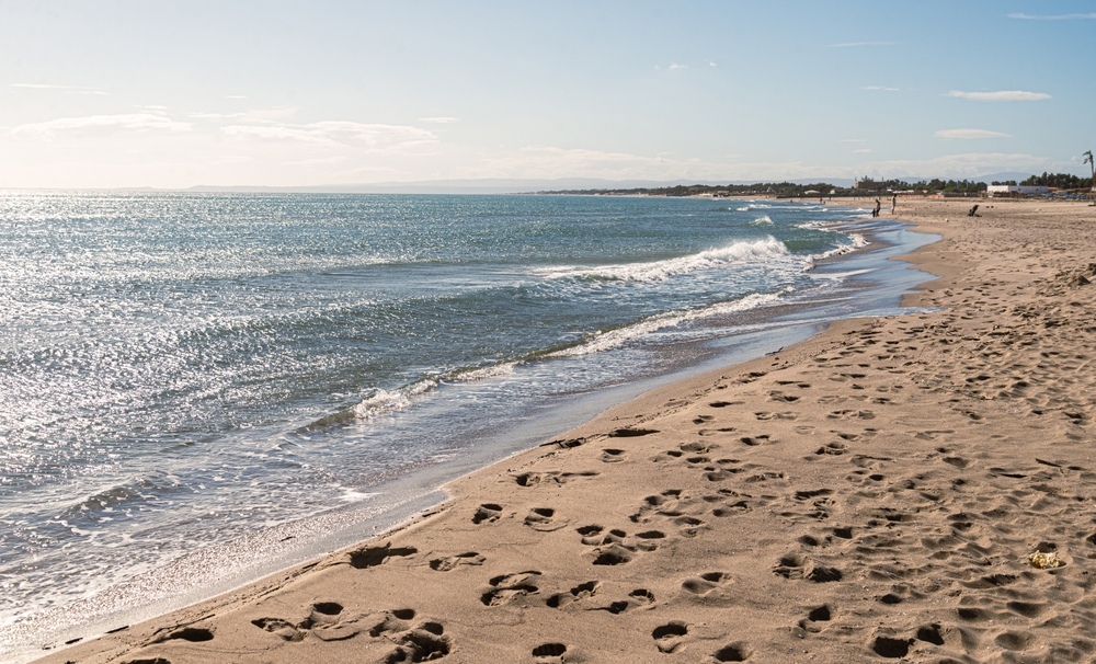 Catania, Itálie – vše o historii, počasí a kultuře této sicilské perly 4 Písečná pláž v Catanii s čistým mořem a modrou oblohou