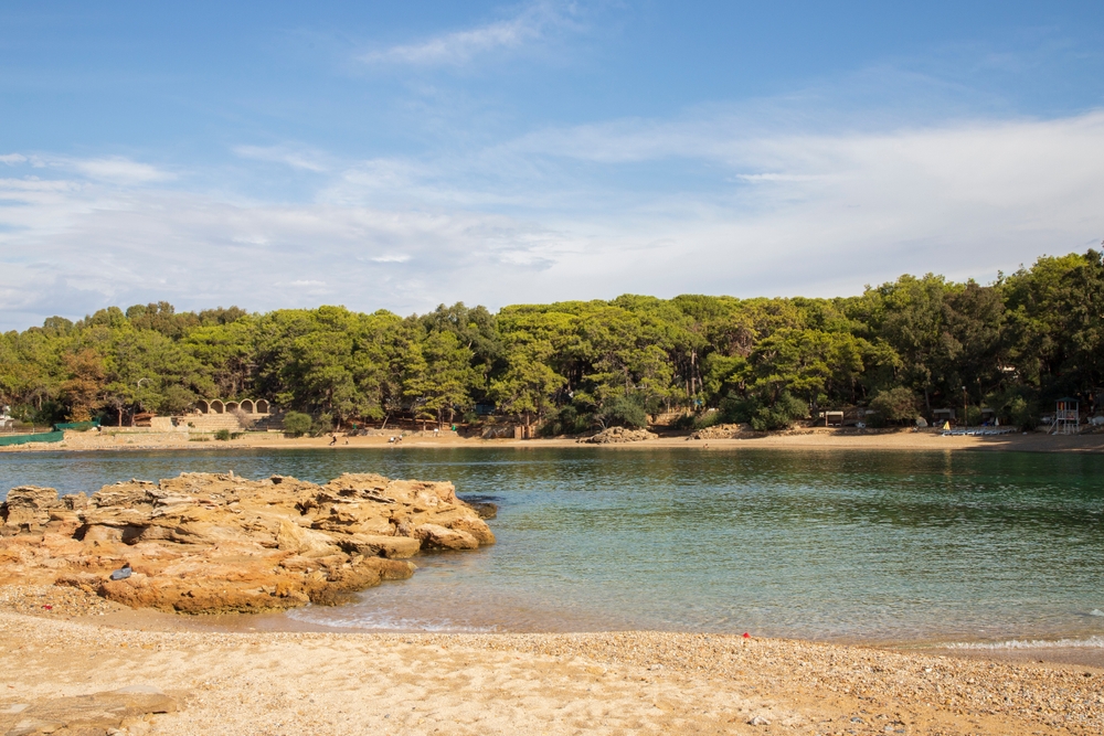 Pláž Incekum v Alanyi v létě obklopená zelení