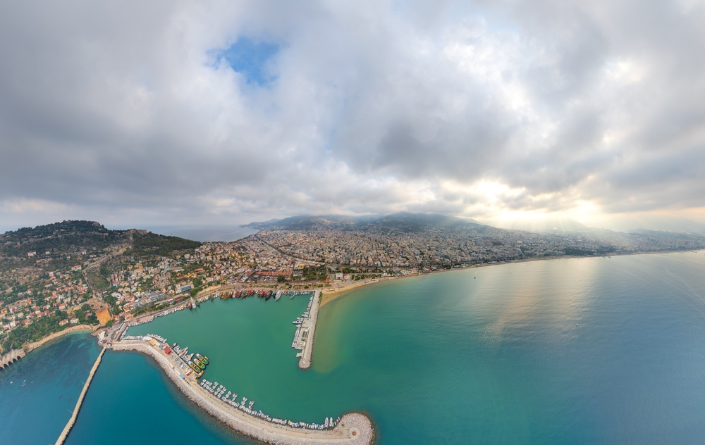 Pláž Keykubat na Turecké riviéře s pohořím Taurus v pozadí