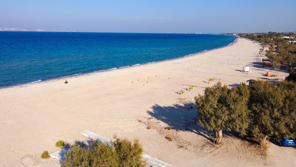 Pláž Tigaki nebo Tigkaki, velmi dlouhá a krásná písečná pláž na ostrově Kos. Řecko