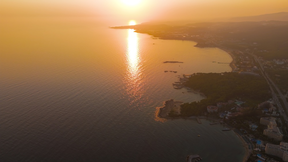 Pohled na pláž Avsallar v Alanyi při západu slunce