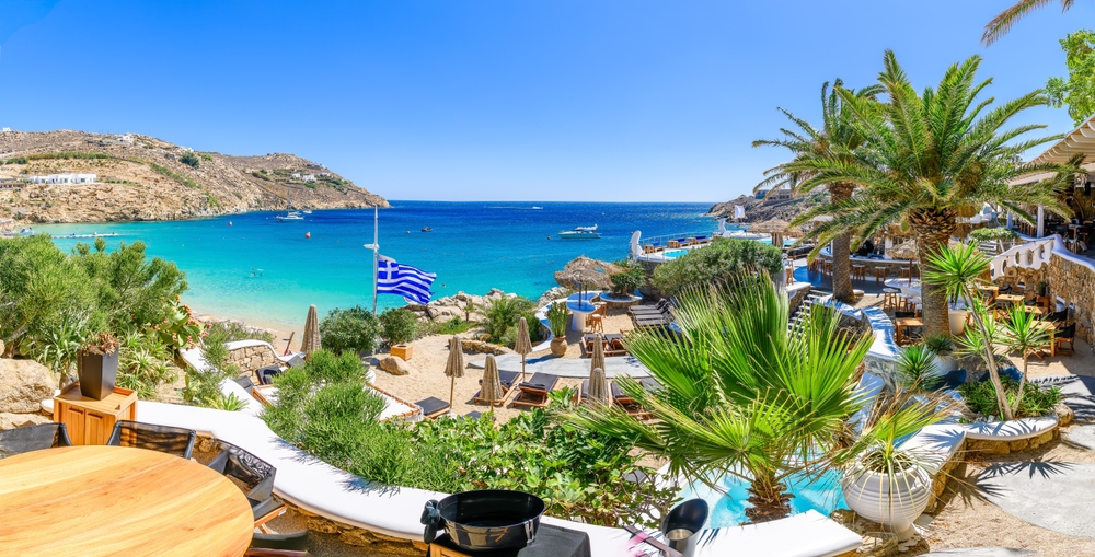 Kyklady v Řecku – průvodce, poloha a informace 5 Pohled na známou pláž Super Paradise Beach na ostrově Mykonos