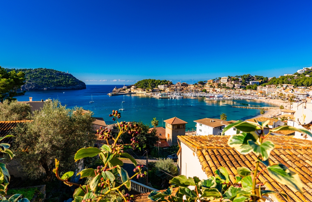 Port de Soller na Mallorce se stromy, domky a mořem