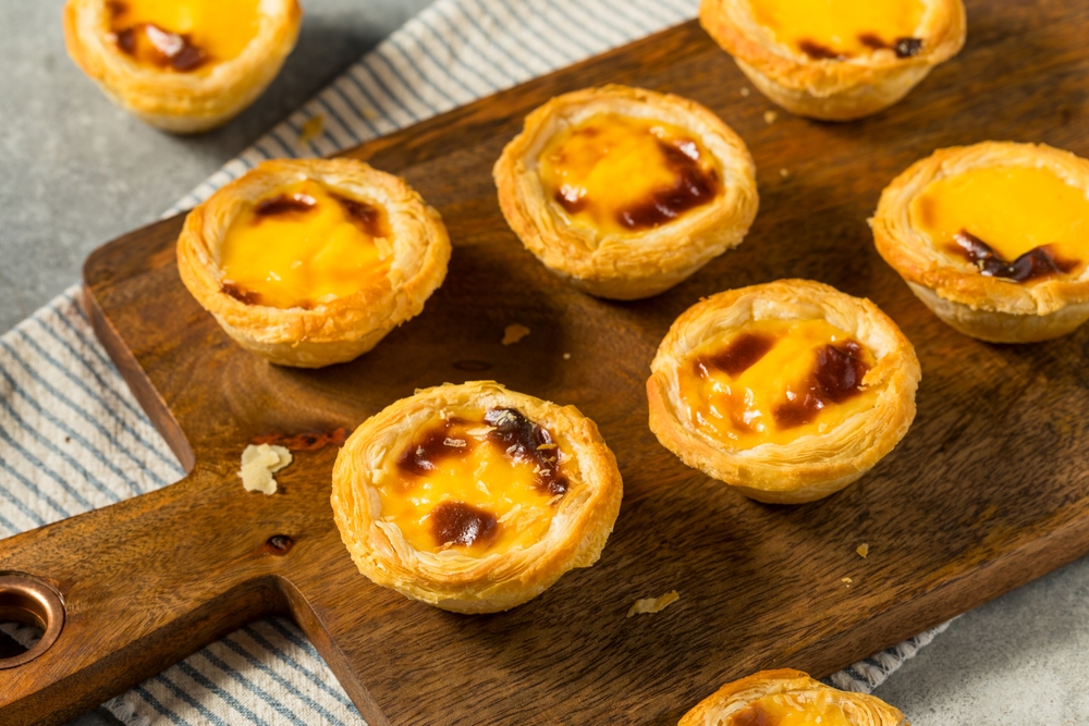 Portugalské Pastéis de nata na dřevěném prkénku