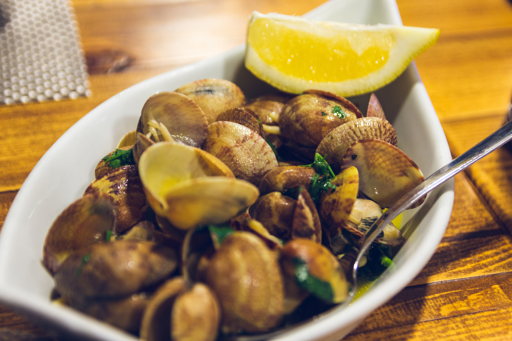 Portugalské škeble v bílém víně Amêijoas à Bulhão Pato