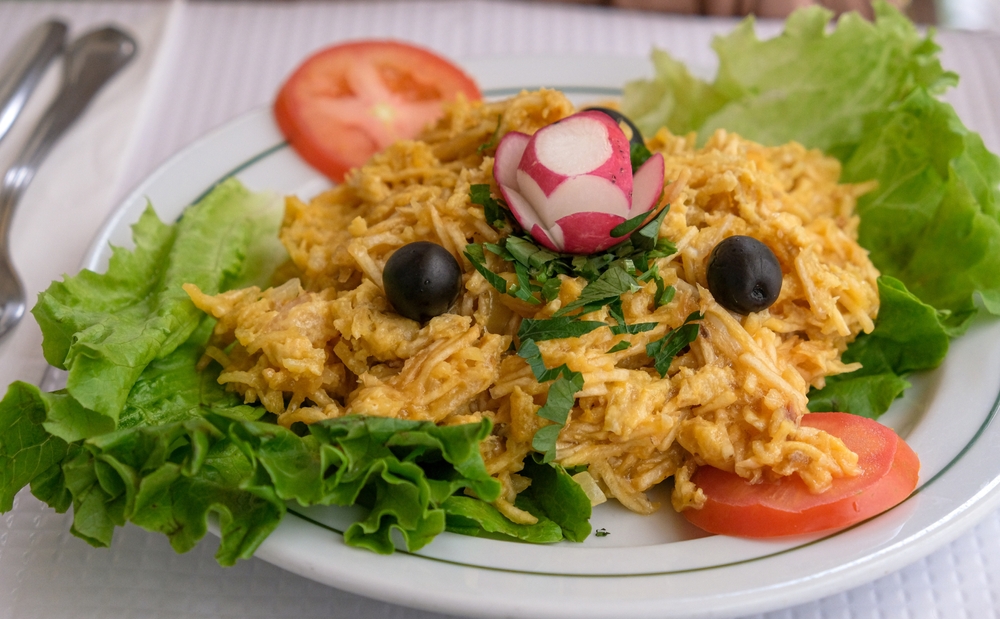 Portugalský pokrm Bacalhau à Brás z rozdrobené tresky