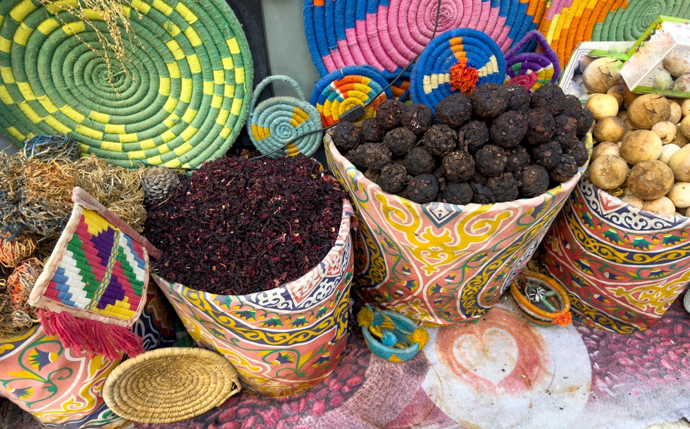 Potraviny, koření, bylinky a směsi na trhu v Egyptě